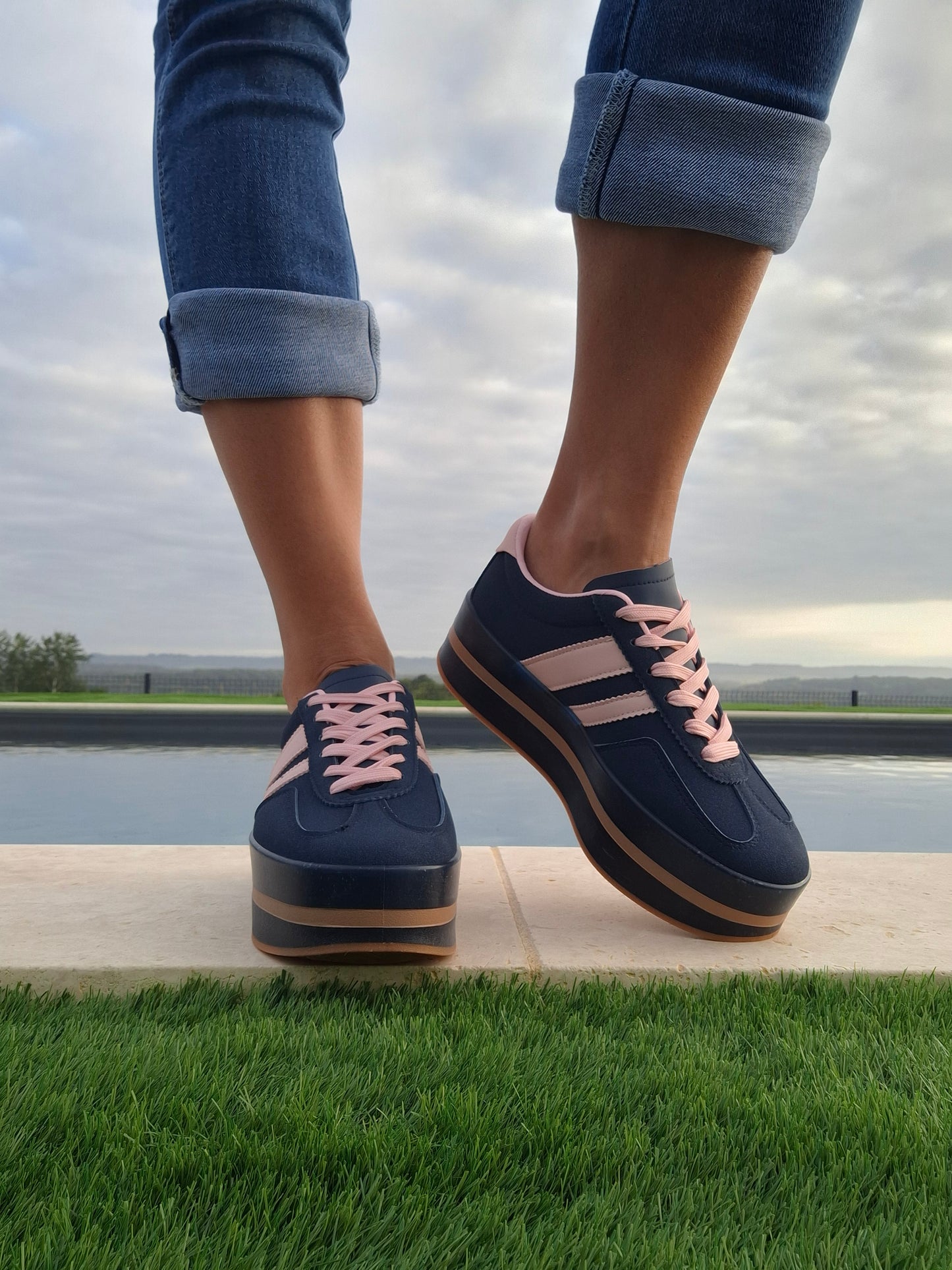 Chaussures baskets basses compensées bleu marine avec bandes roses style sneakers campus