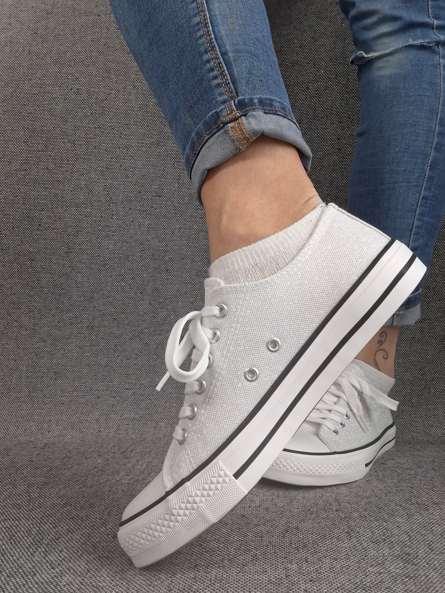 Chaussures baskets basses gris pailleté et blanc style converse