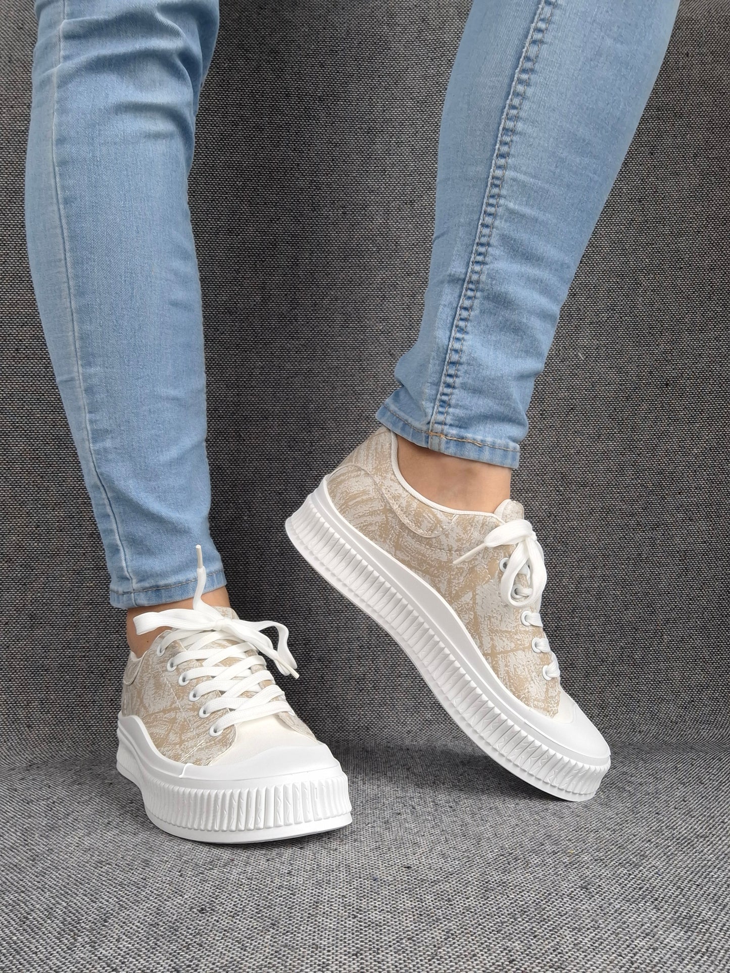 Chaussures baskets basses en simili beige strié et blanc type converse
