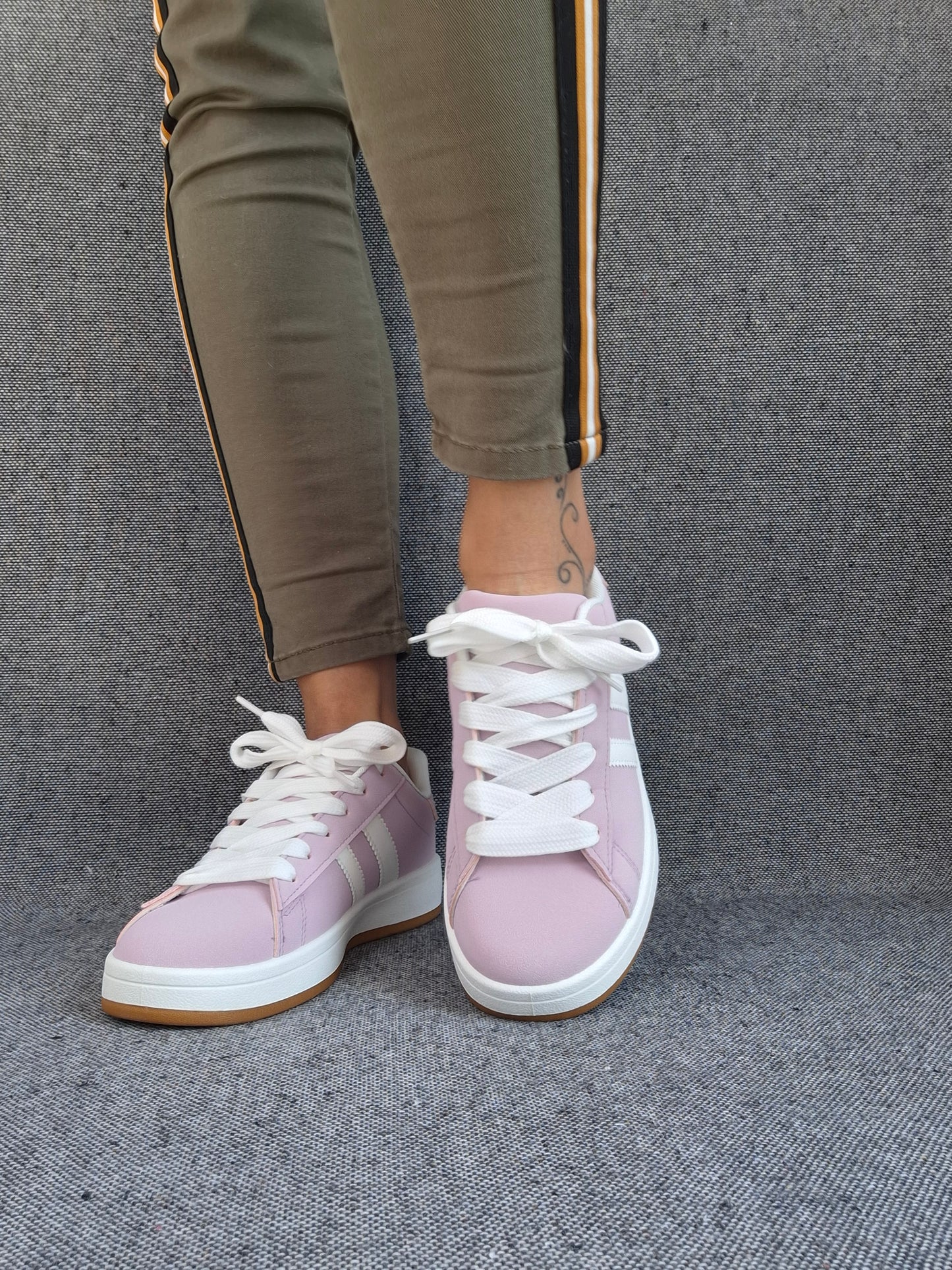 Chaussures baskets basses rose pale lilas avec bandes blanches style sneakers campus
