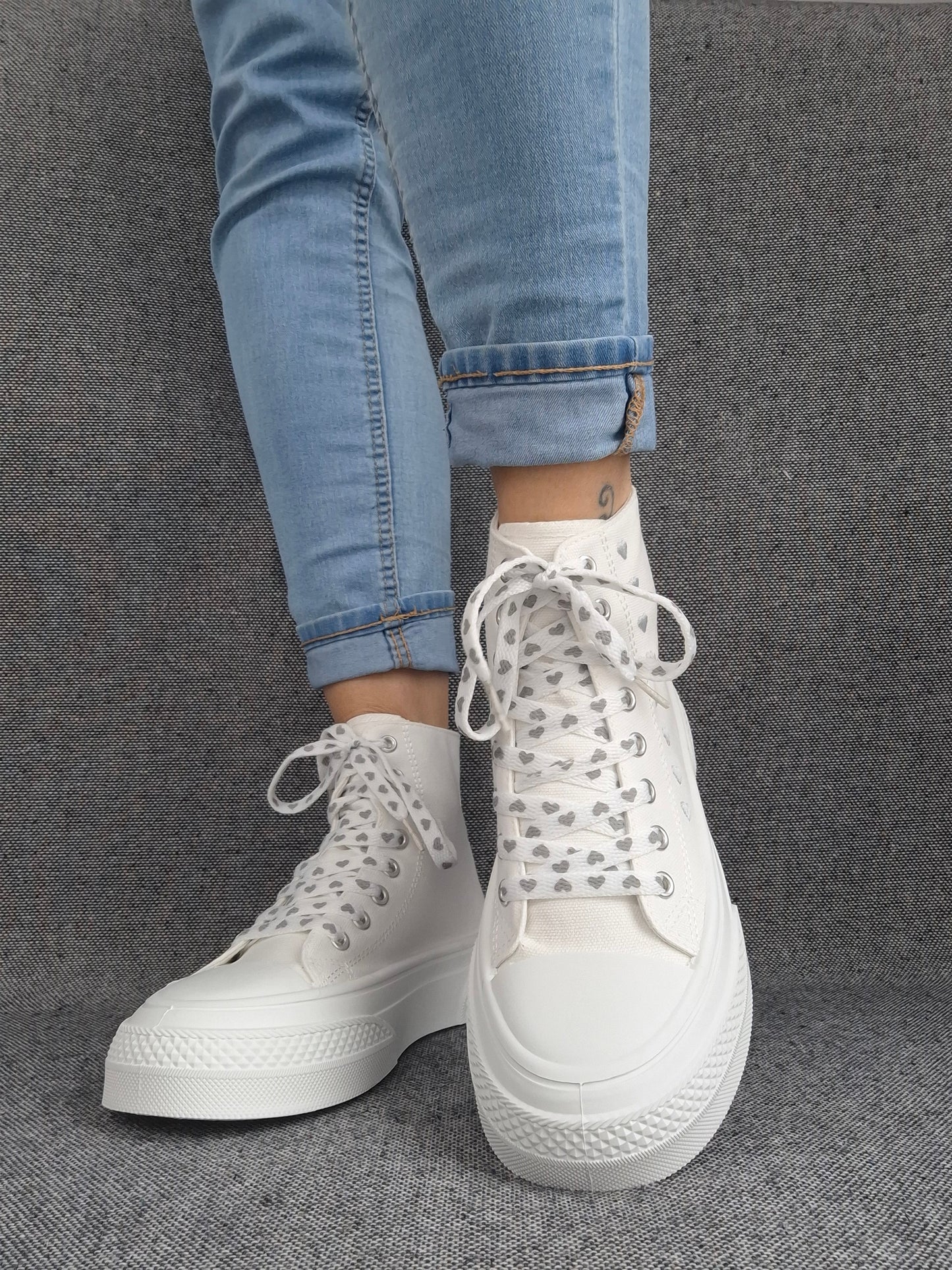 Chaussures baskets hautes en tissu toile beige avec motifs coeurs semelles compensées