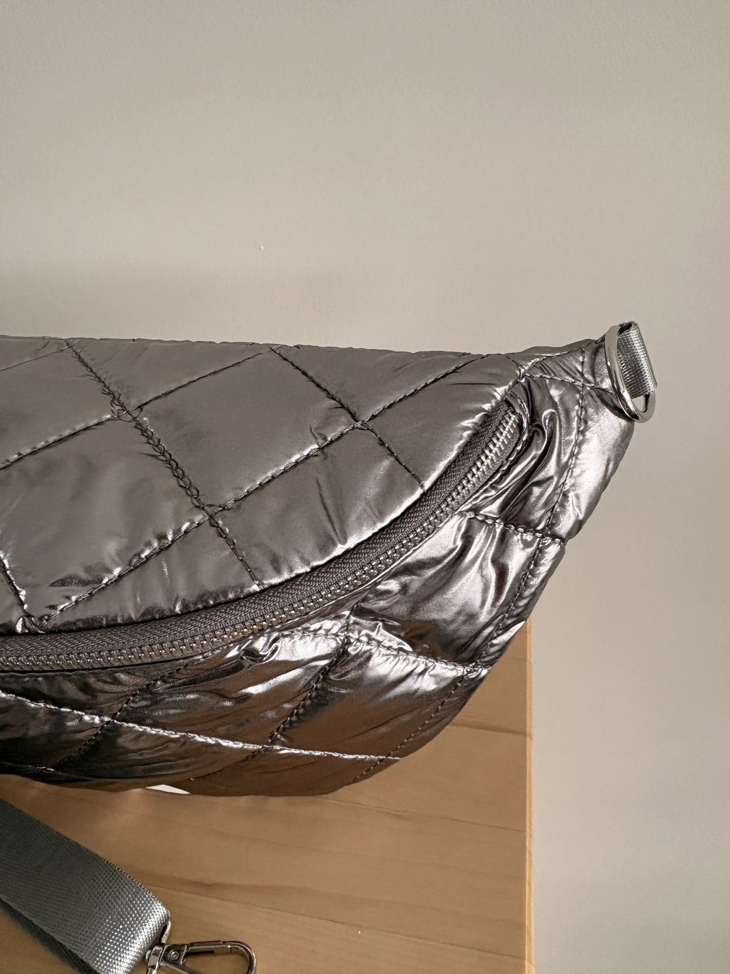 Sac banane XL matelassé effet doudoune argenté