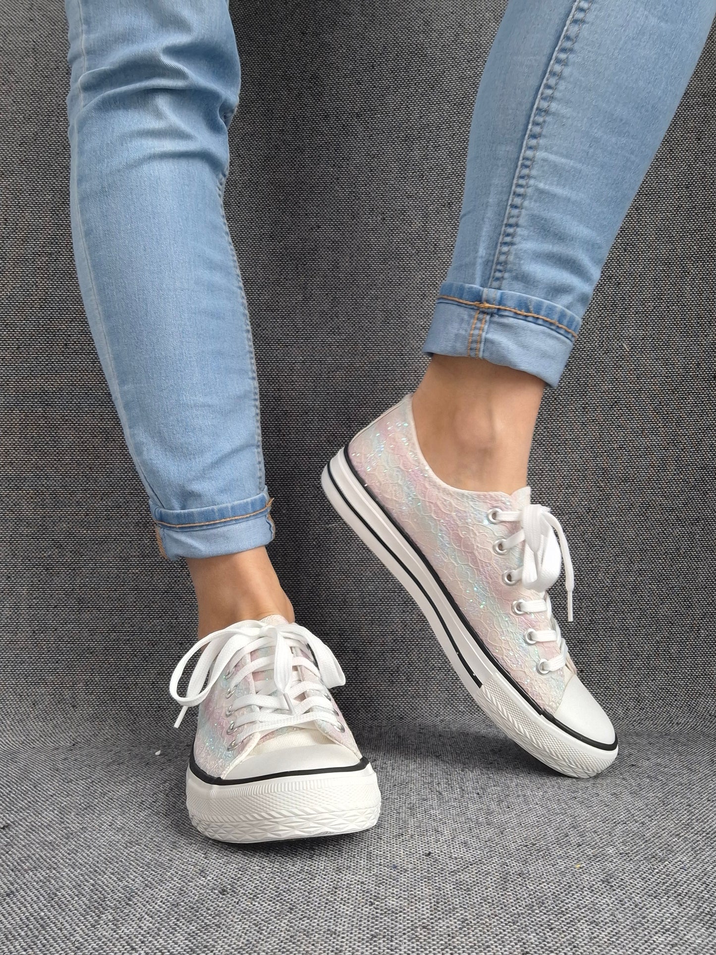 Chaussures baskets basses en tissu dentelé avec reflets irisés multicolores style converse