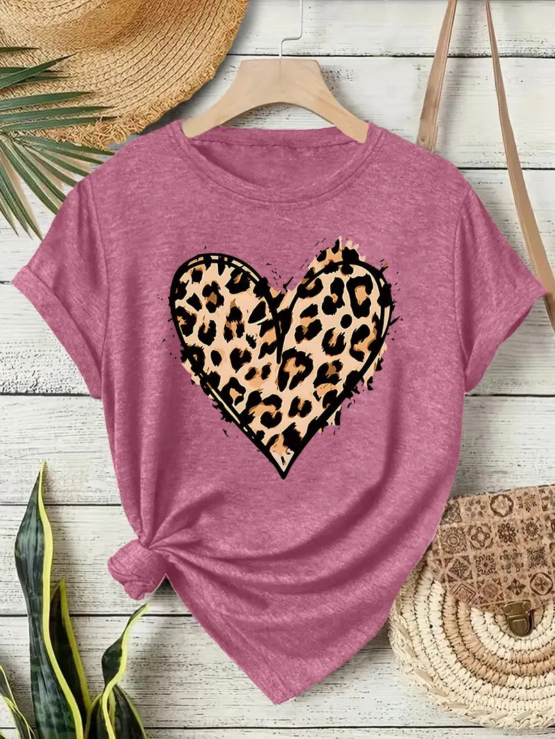 Haut Femme Imprimé Léopard Cœur | T-shirt Rose Casual Chic | Le Petit Placard