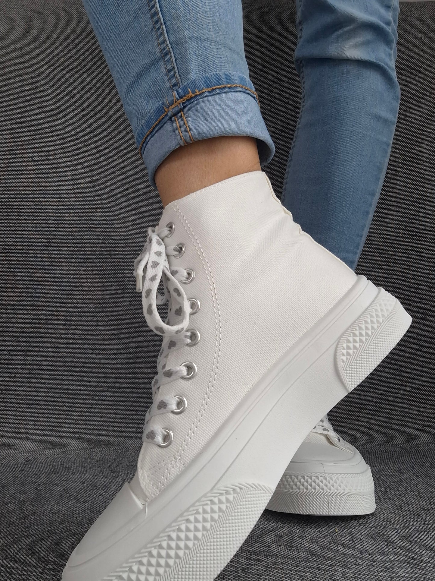 Chaussures baskets hautes en tissu toile beige avec motifs coeurs semelles compensées