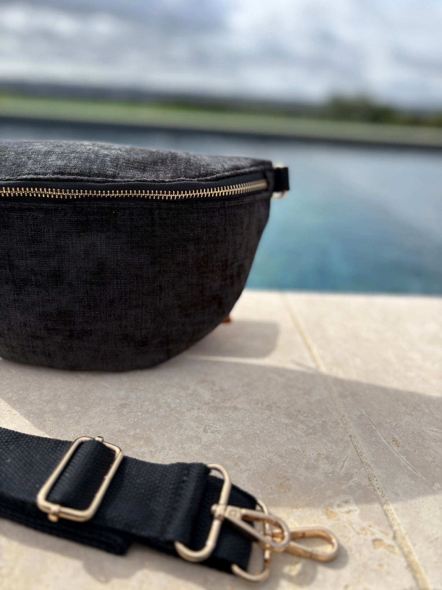 Sac banane en tissu velours doux texturé noir