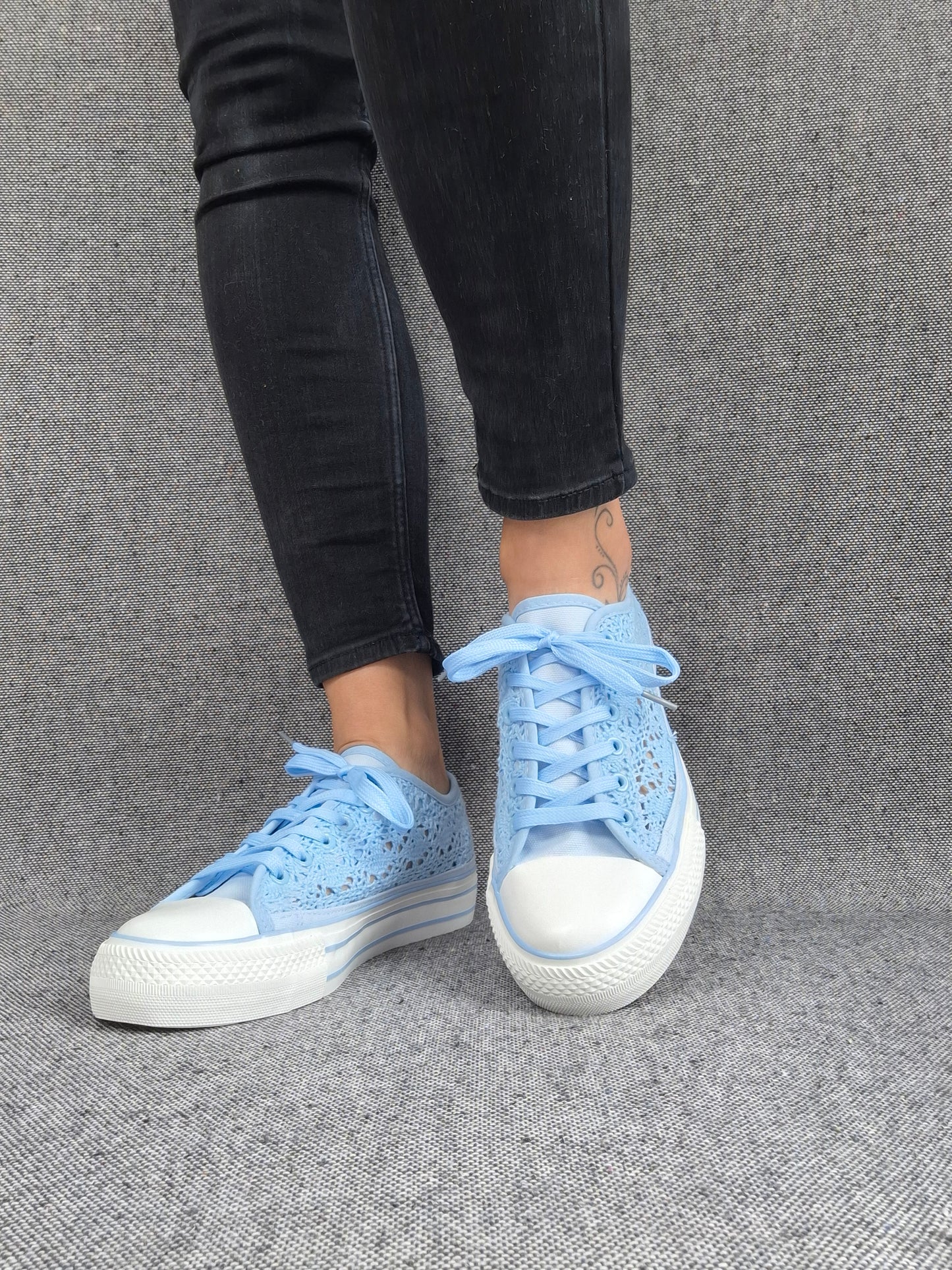 Chaussures baskets basses à dentelle bleu en tissu style converse