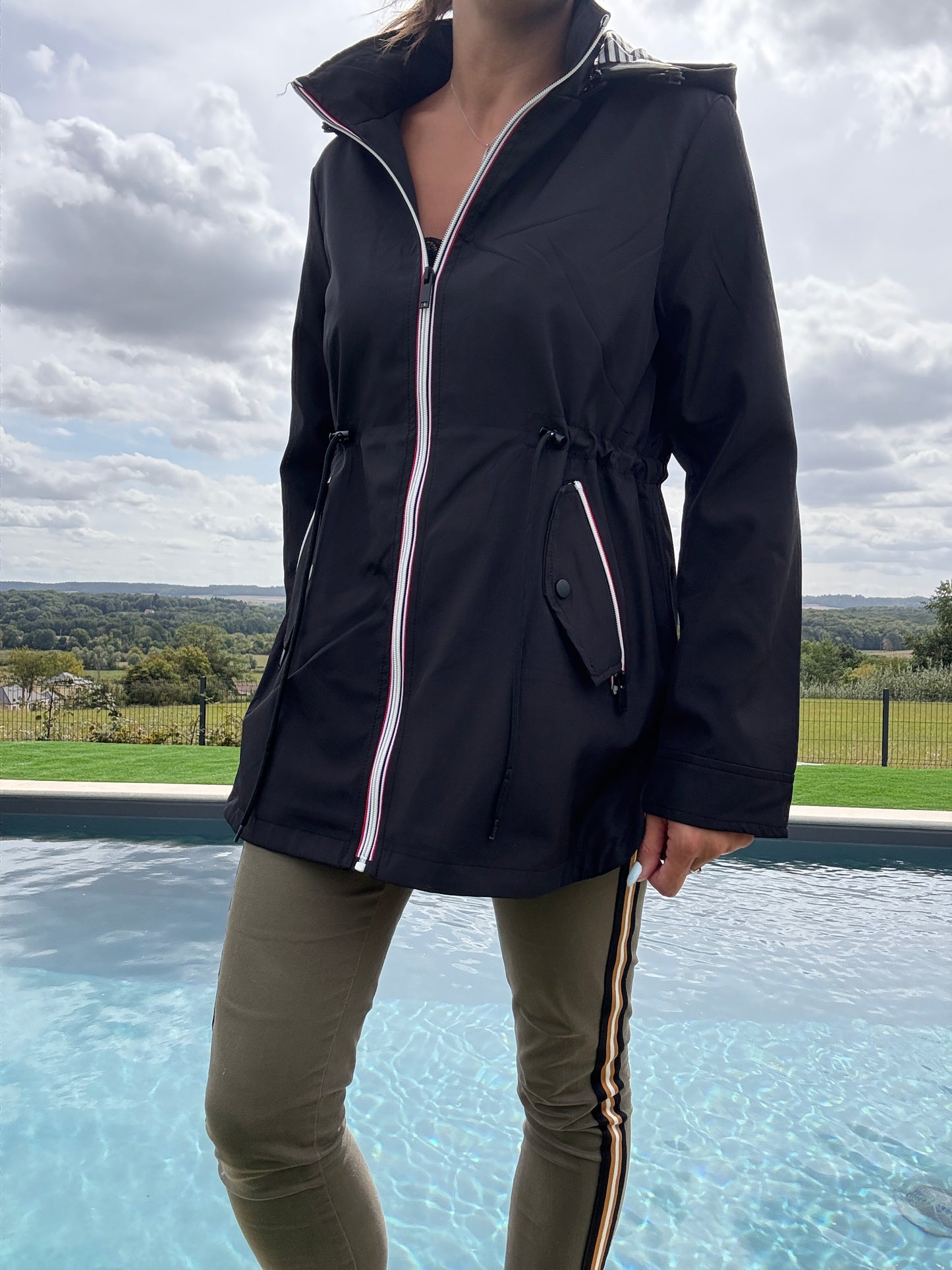 New Lolo - Manteau mi long deperlant léger noir capuche intérieur marin rayé noir blanc