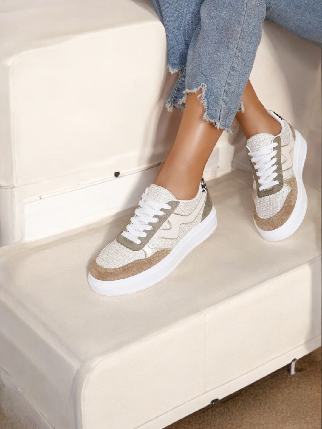 Chaussures baskets en toile beige avec du marron clair style converse