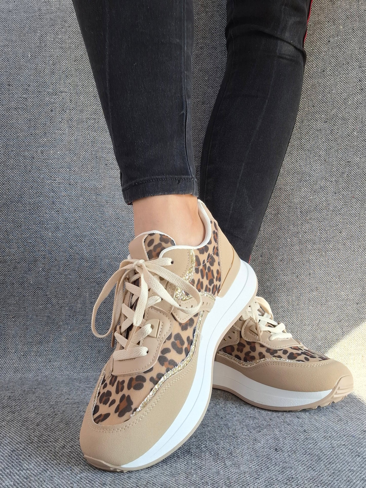 Chaussures baskets en tissu beige léopard avec une bande argentée pailletée style sneakers