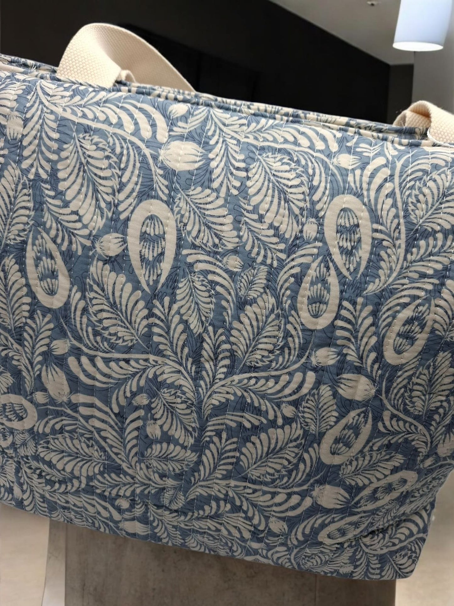 Sac cabas porté épaule coton imprimé toile de jouy feuilles bleues creme