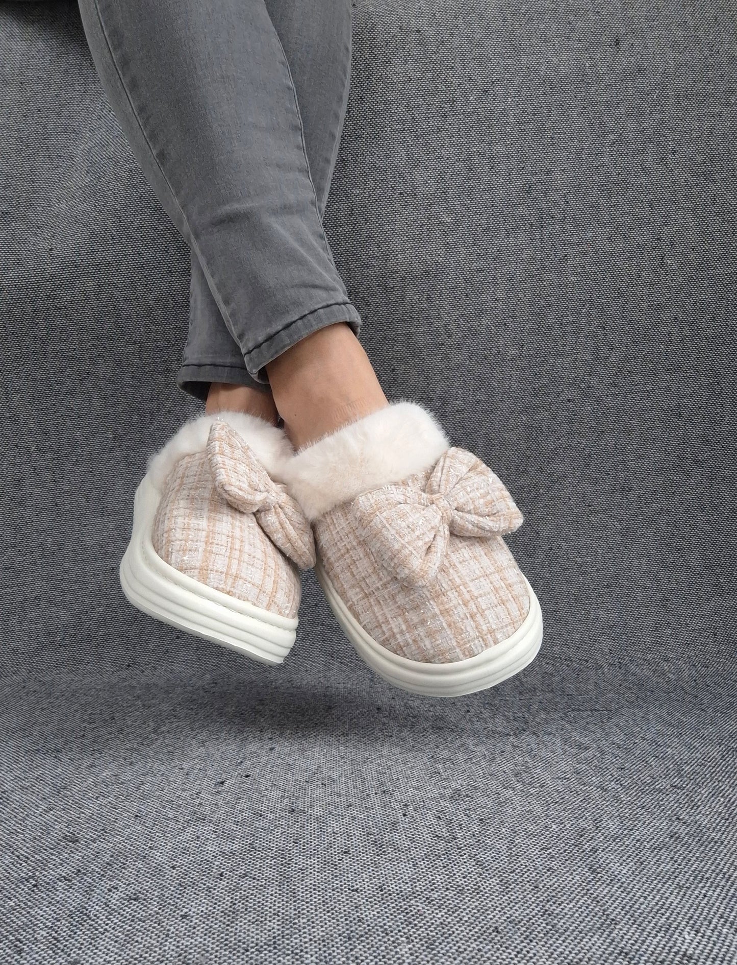 Chaussons fourrés beige et blanc en tissu à carreaux avec noeud