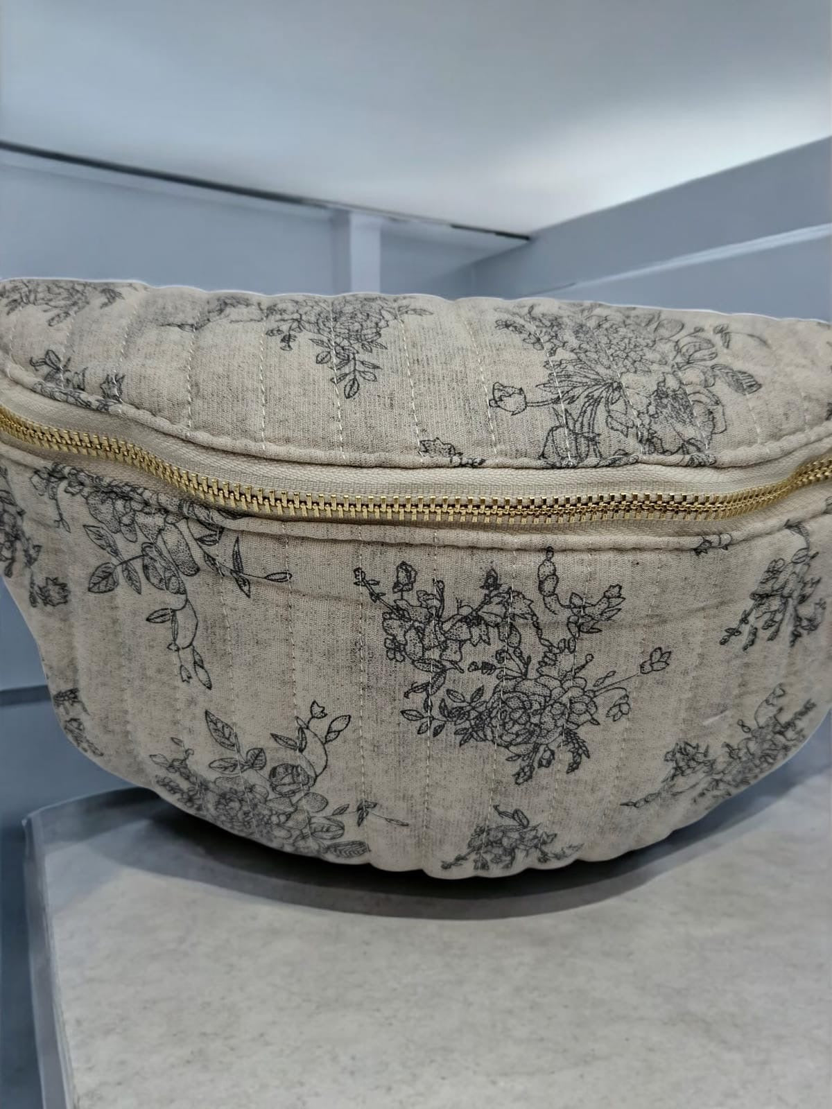 Sac banane en coton matelassé liberty blanc motif floral gris