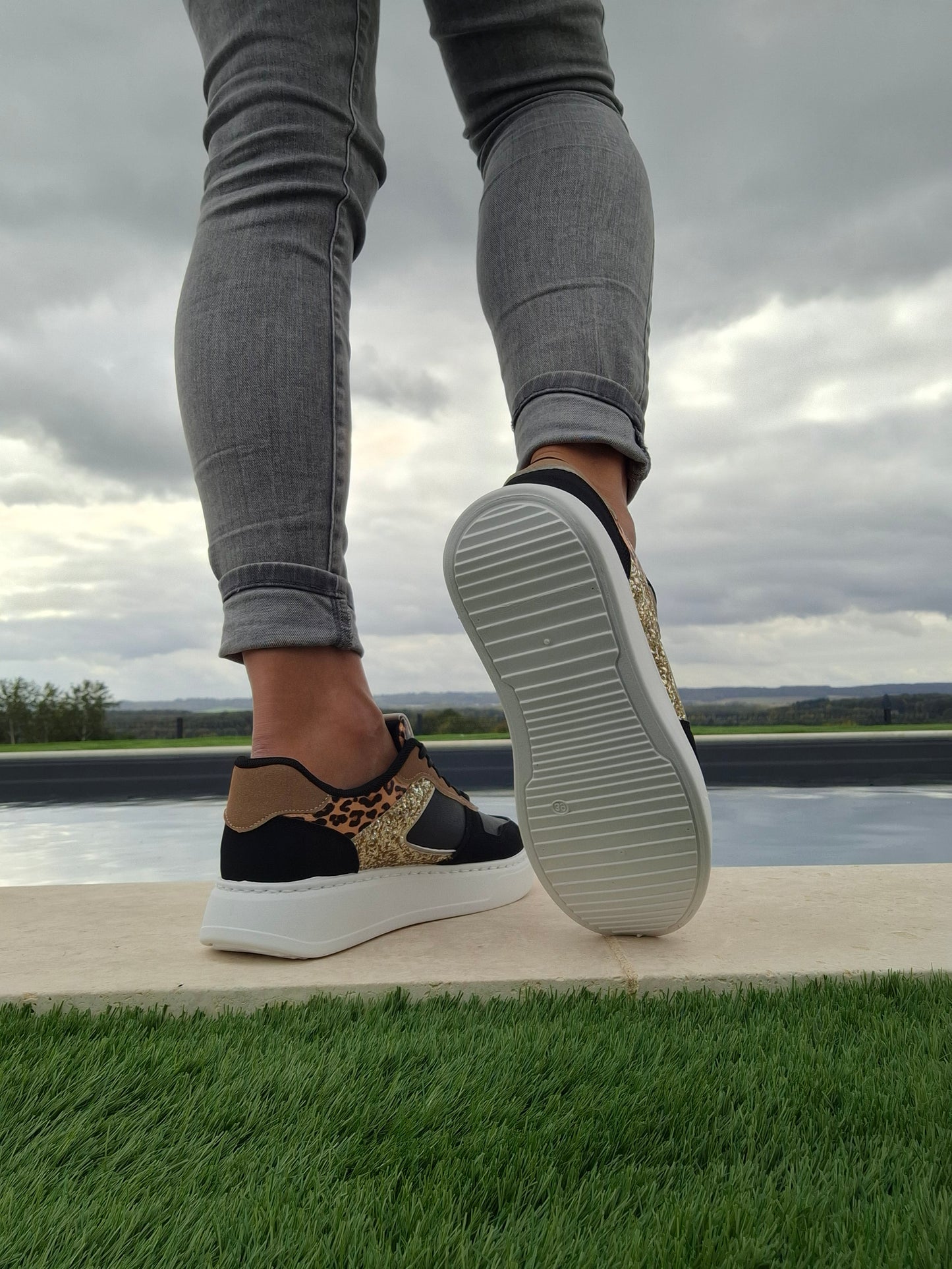 Chaussure baskets basses légèrement compensées noir léopard doré style sneakers