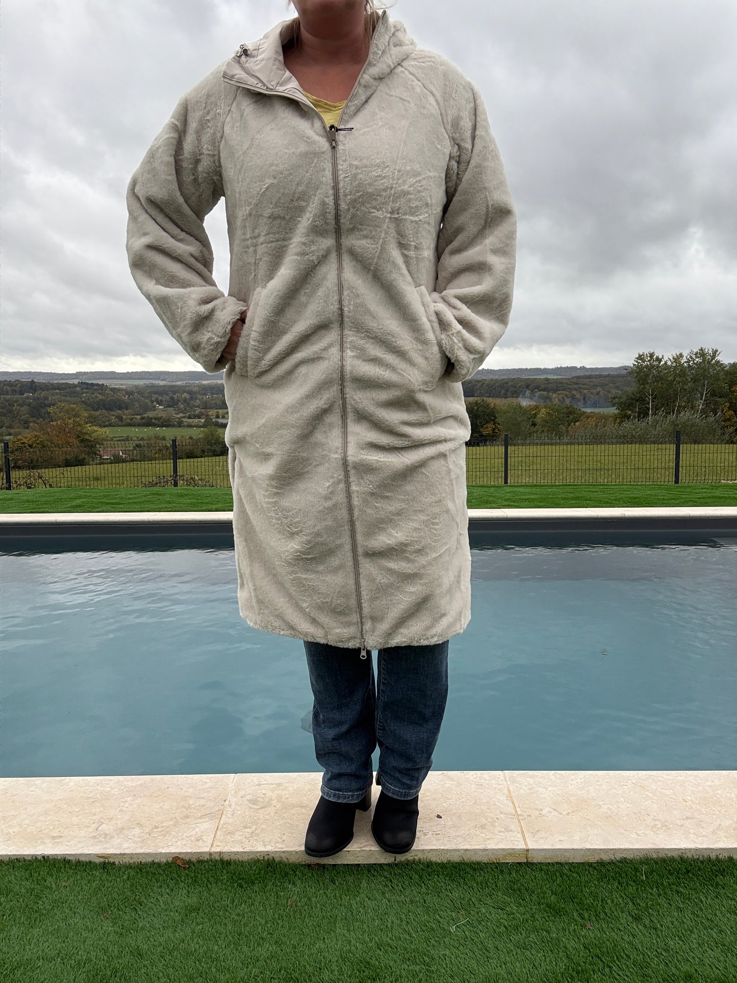 Melya Melody - Manteau long réversible blanc crème fausse fourrure avec capuche et cordons de serrage à la taille