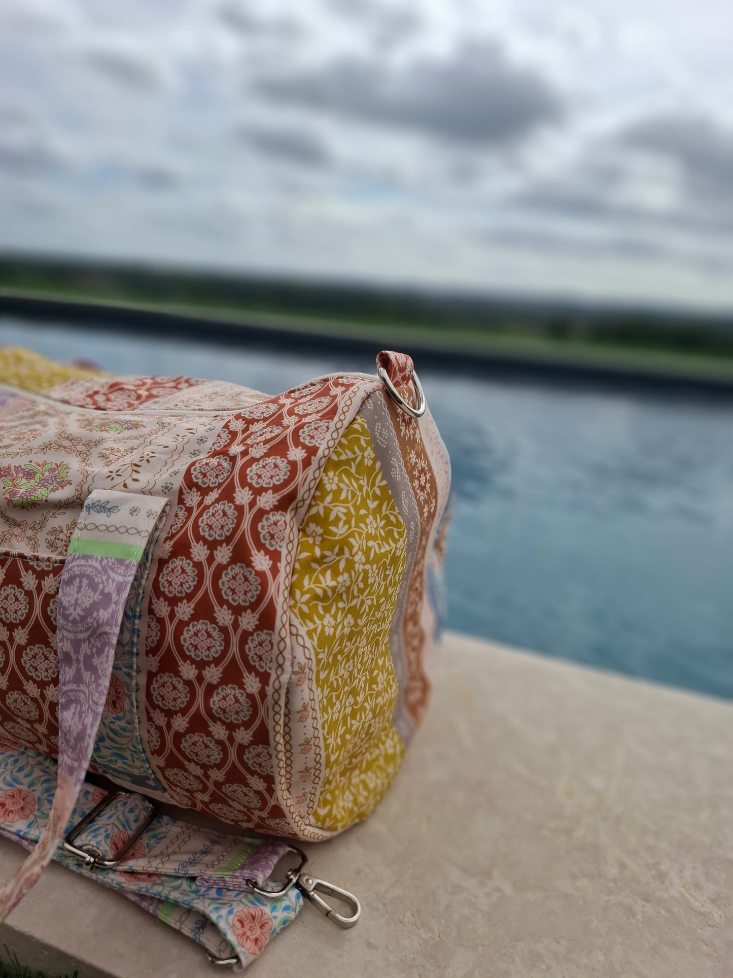 Sac polochon en tissu coton motifs patchwork fleuri avec des motifs géométriques orange rose bleu