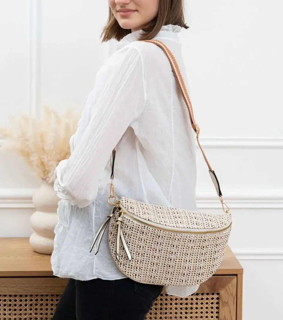 Riñonera de tela con motivo texturizado negro, beige y camel con correa de fantasía