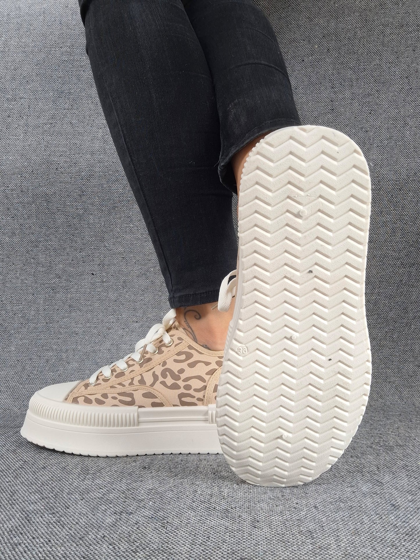 Chaussures baskets à motif léopard marron camel et blanc semelle compensée style converse
