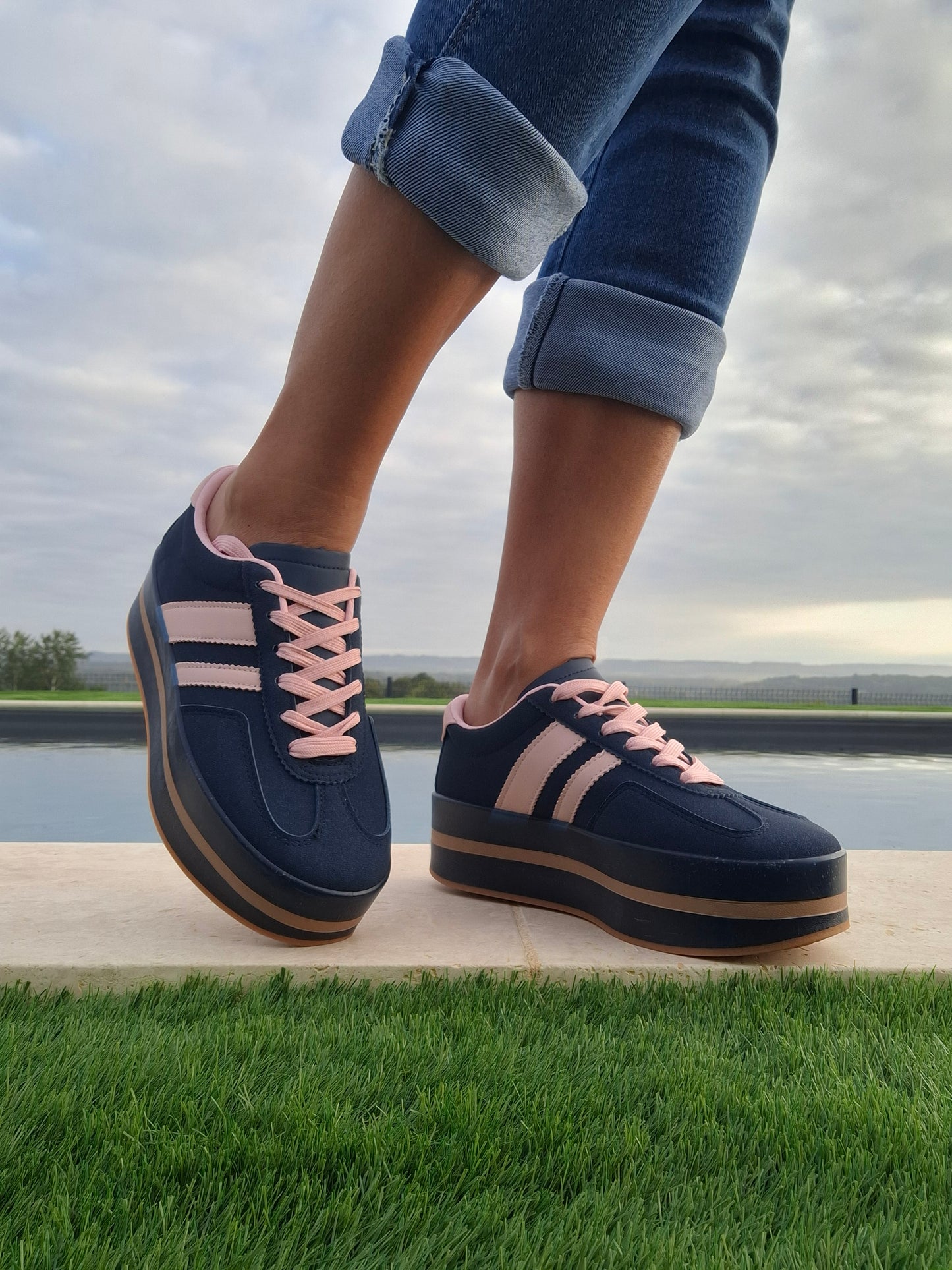 Chaussures baskets basses compensées bleu marine avec bandes roses style sneakers campus