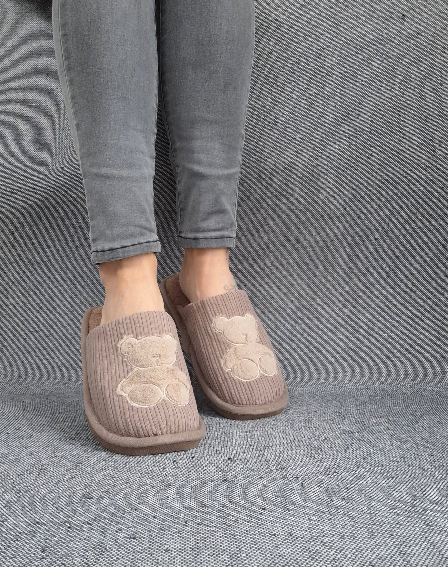 Chaussons fourrés marron en tissu avec motif ours