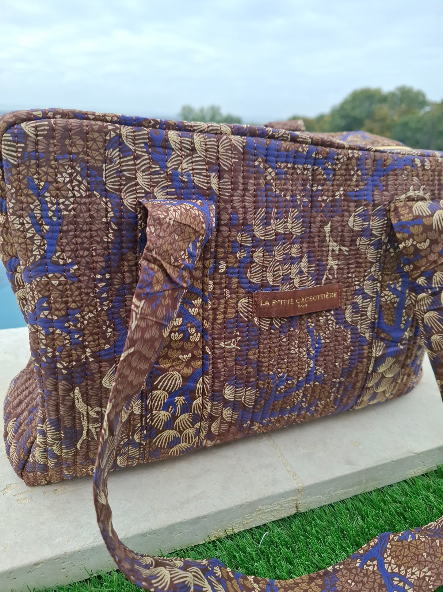 Sac week-end polochon en coton matelassé marron liberty fleuris beige et bleu