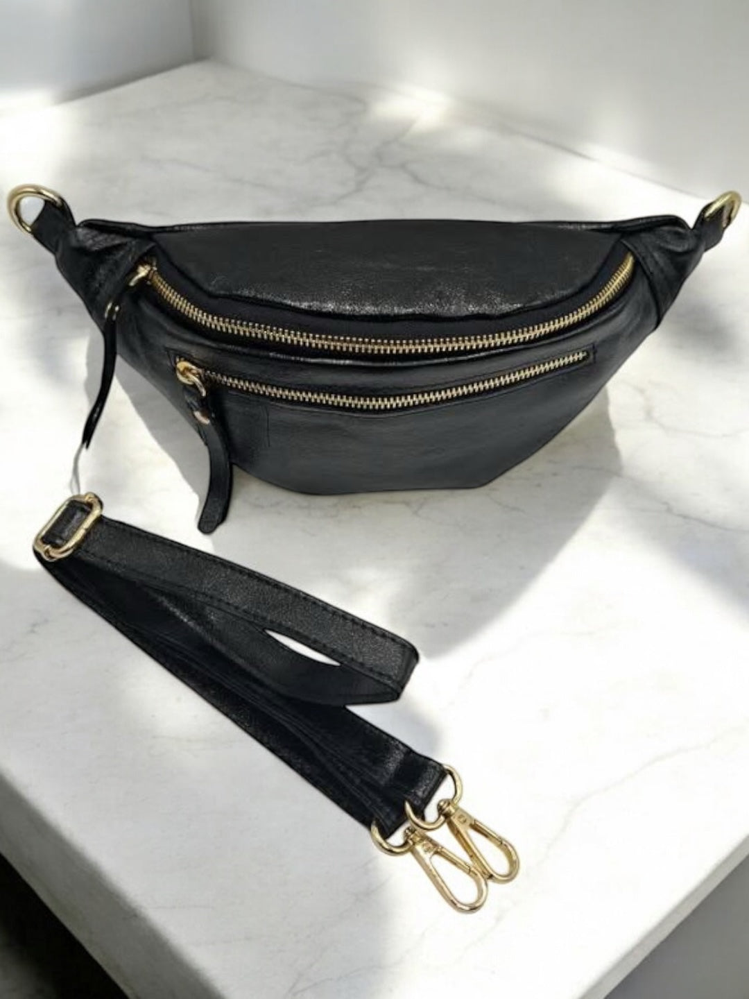 Sac banane en cuir irisé noir 2 poches