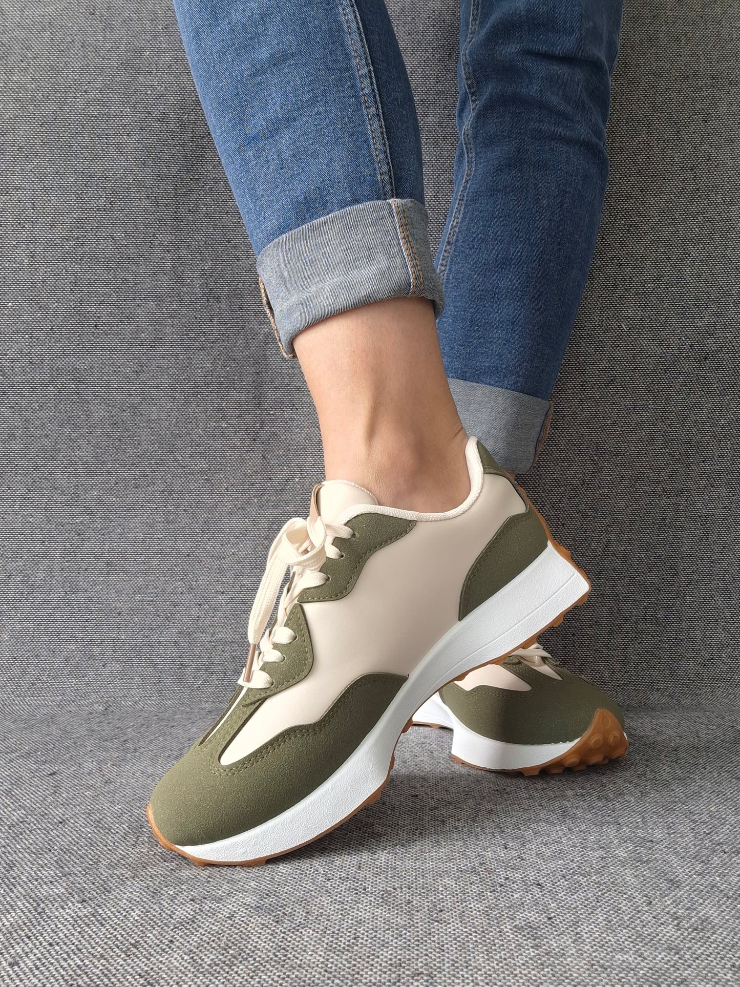 Chaussures baskets en tissu beige et kaki rehaussée par un motif taupe style sneakers