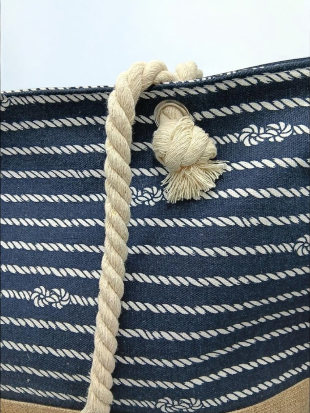 Sac à main de plage porté à l’épaule bleu motifs noeuds