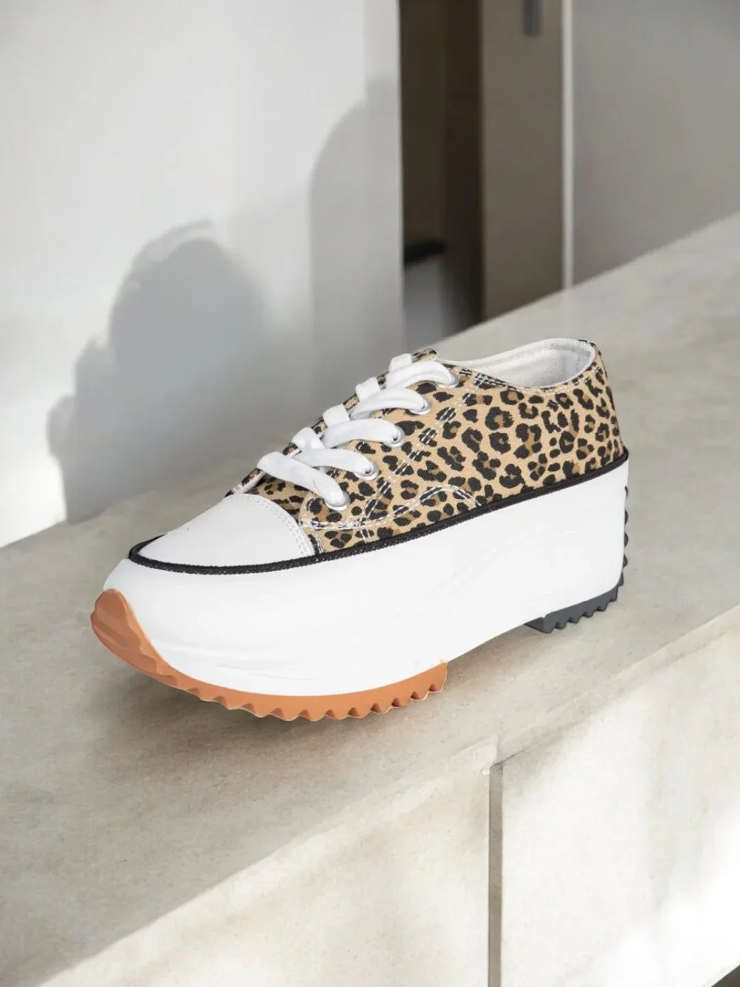 Chaussures baskets basses plate-forme tissu toile motif léopard