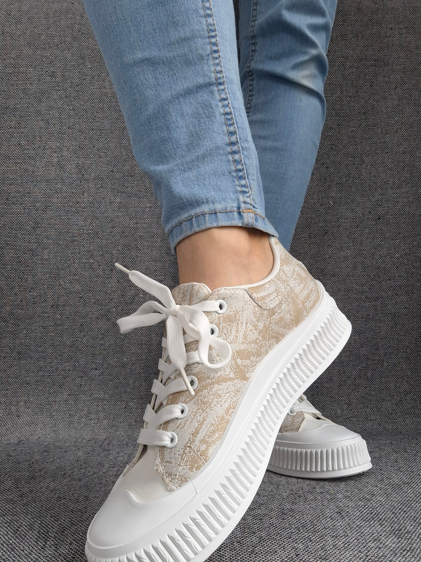 Chaussures baskets basses en simili beige strié et blanc type converse