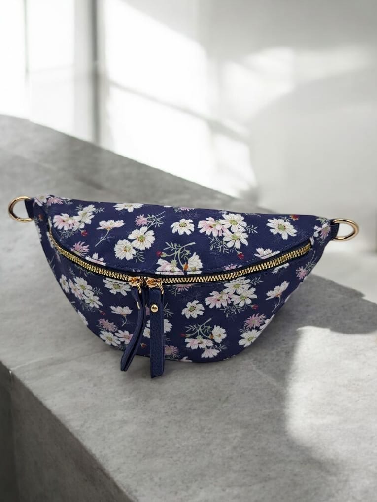 Sac banane en tissu bleu marine motifs fleuris blanc et rose