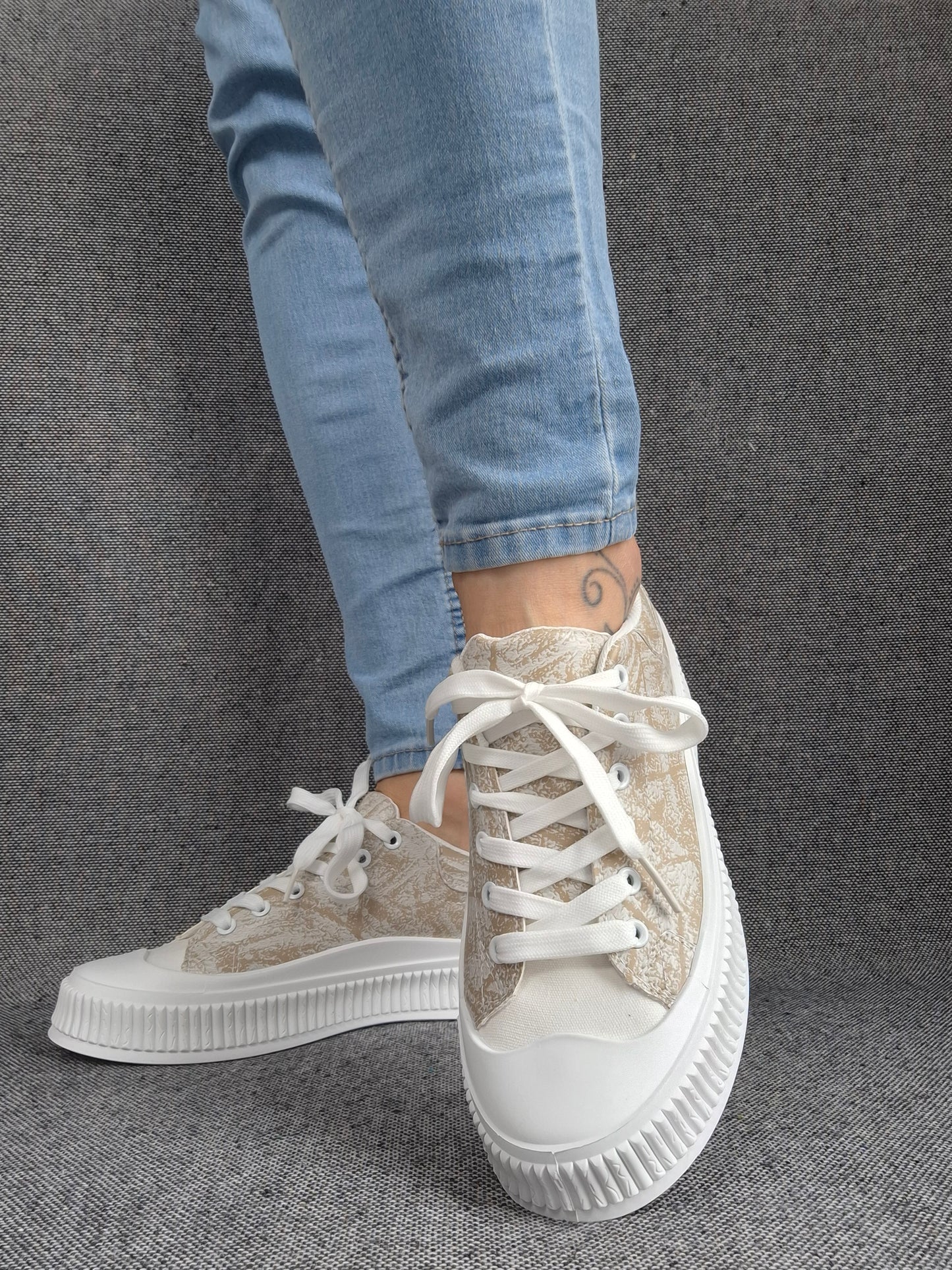 Chaussures baskets basses en simili beige strié et blanc type converse