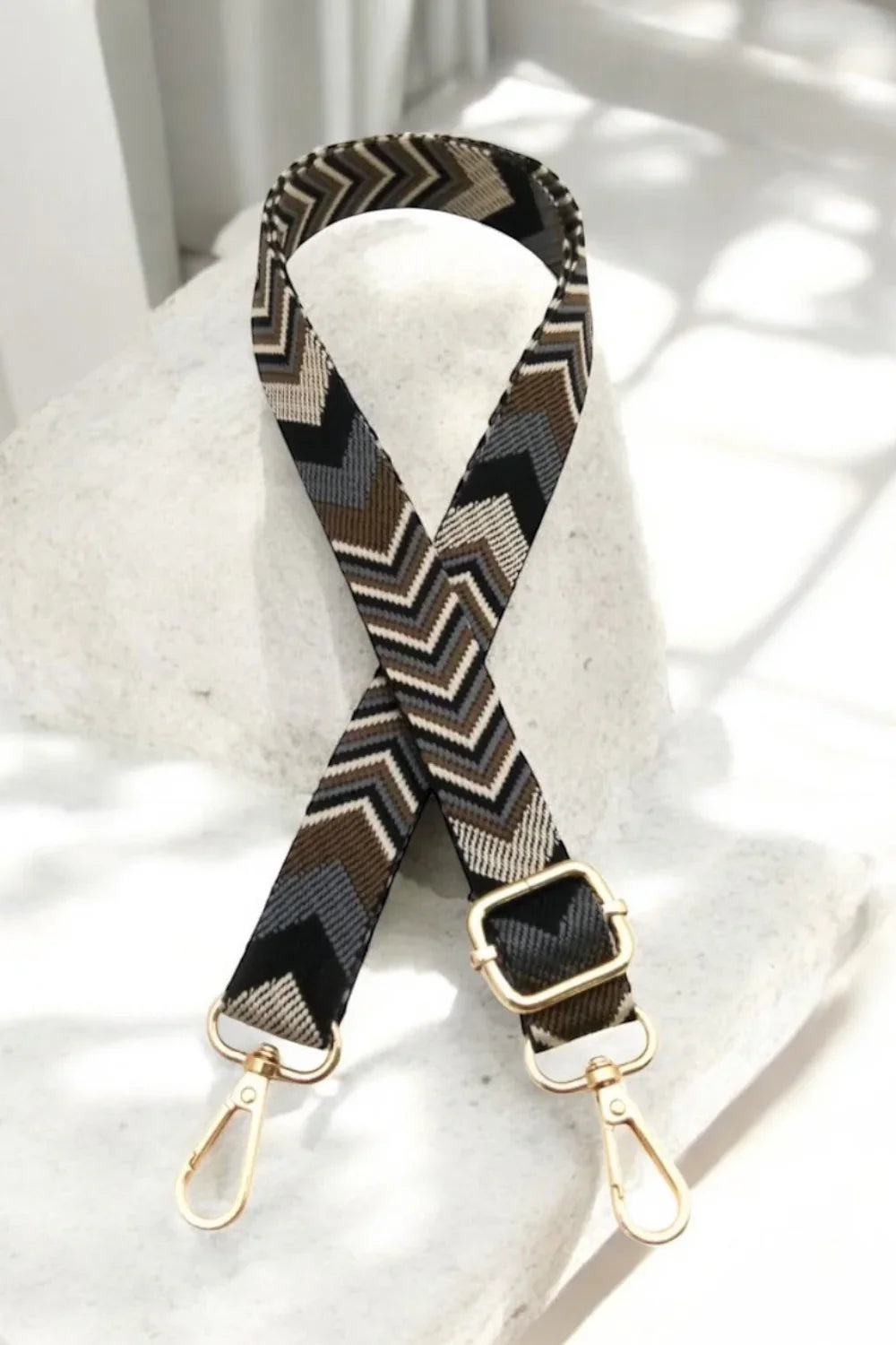 Bandoulière sangle large chevrons palettes de marron, gris, noir, et beige mousquetons dorés