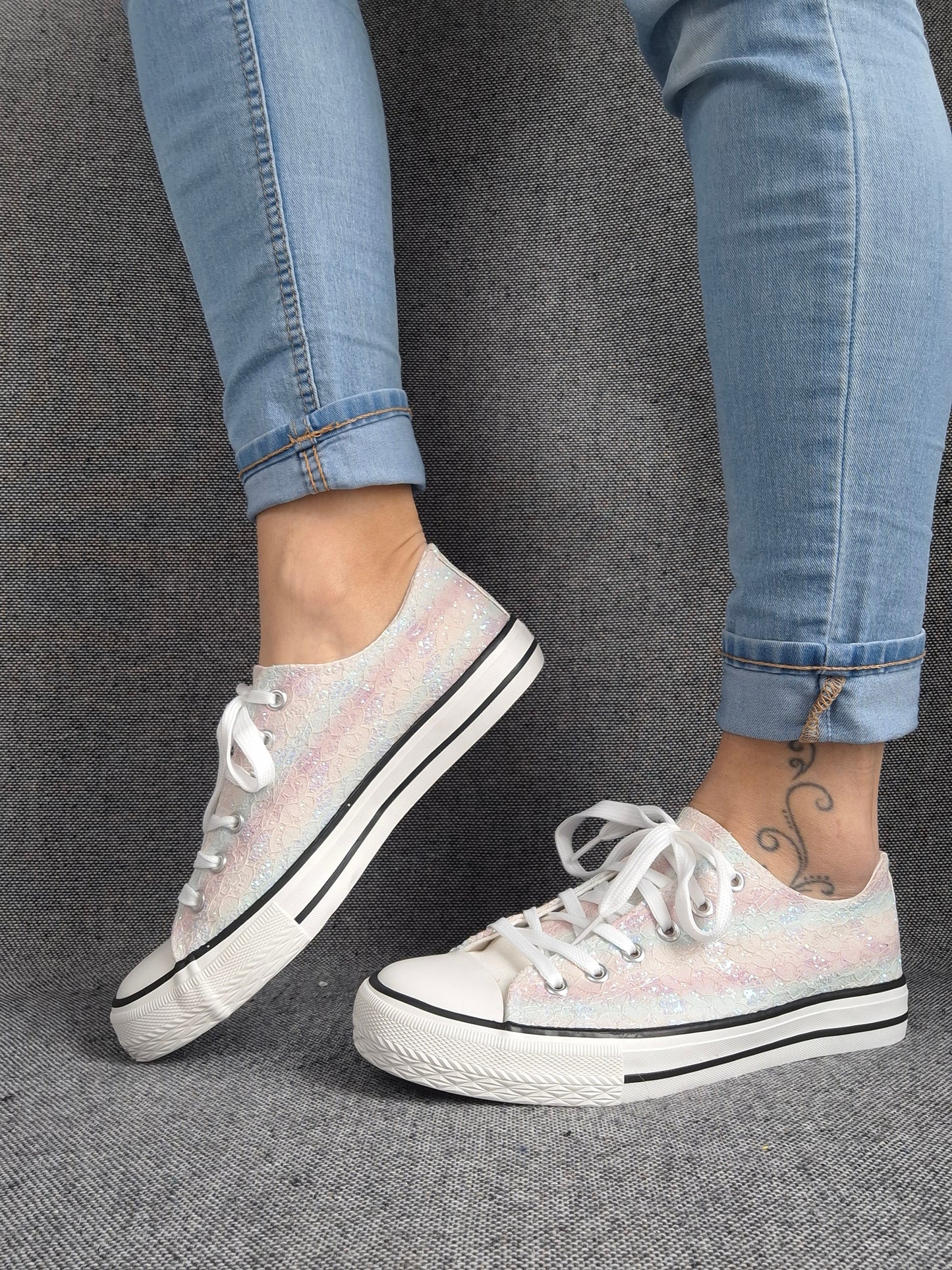 Chaussures baskets basses en tissu dentelé avec reflets irisés multicolores style converse