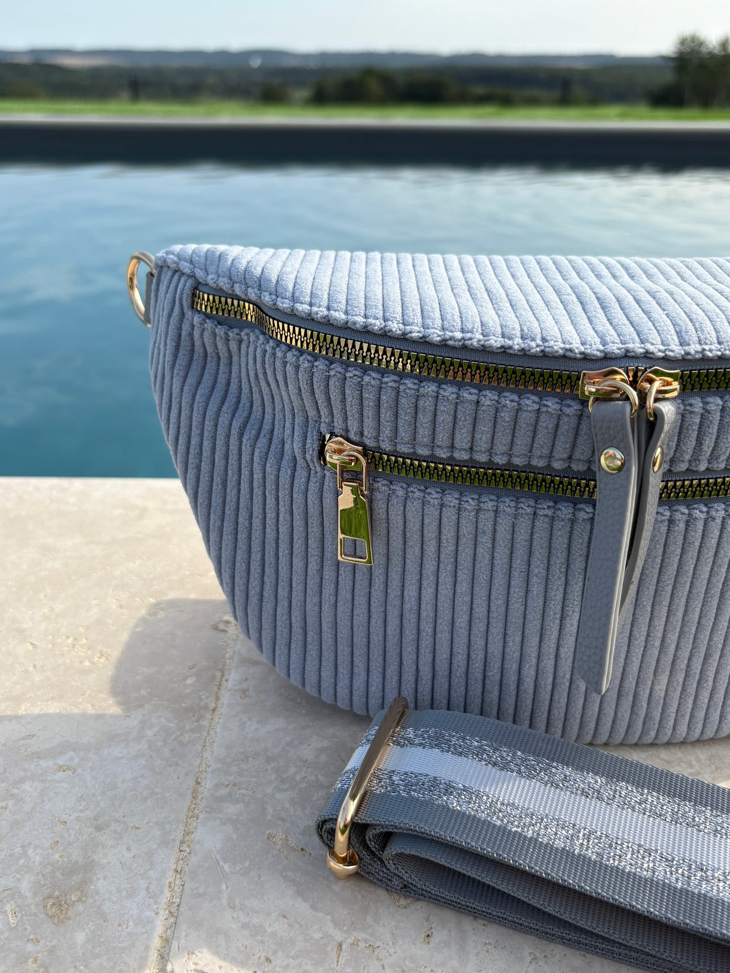 Sac banane XL velours côtelé 2 poches bleu ciel sangle fantaisie
