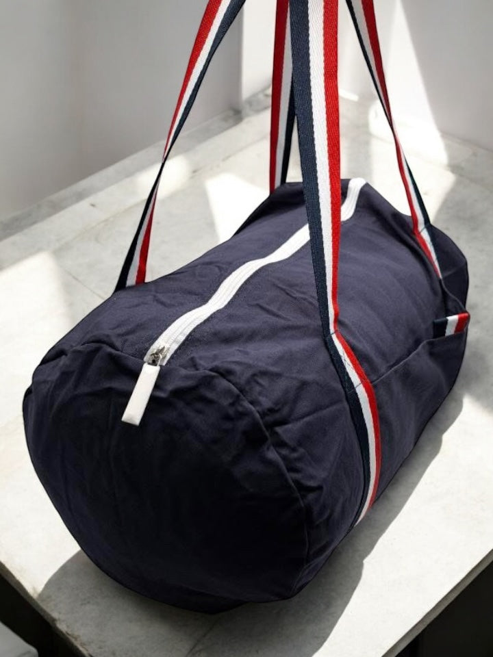 Sac polochon en tissu coton léger bleu marine détails rayés tricolores