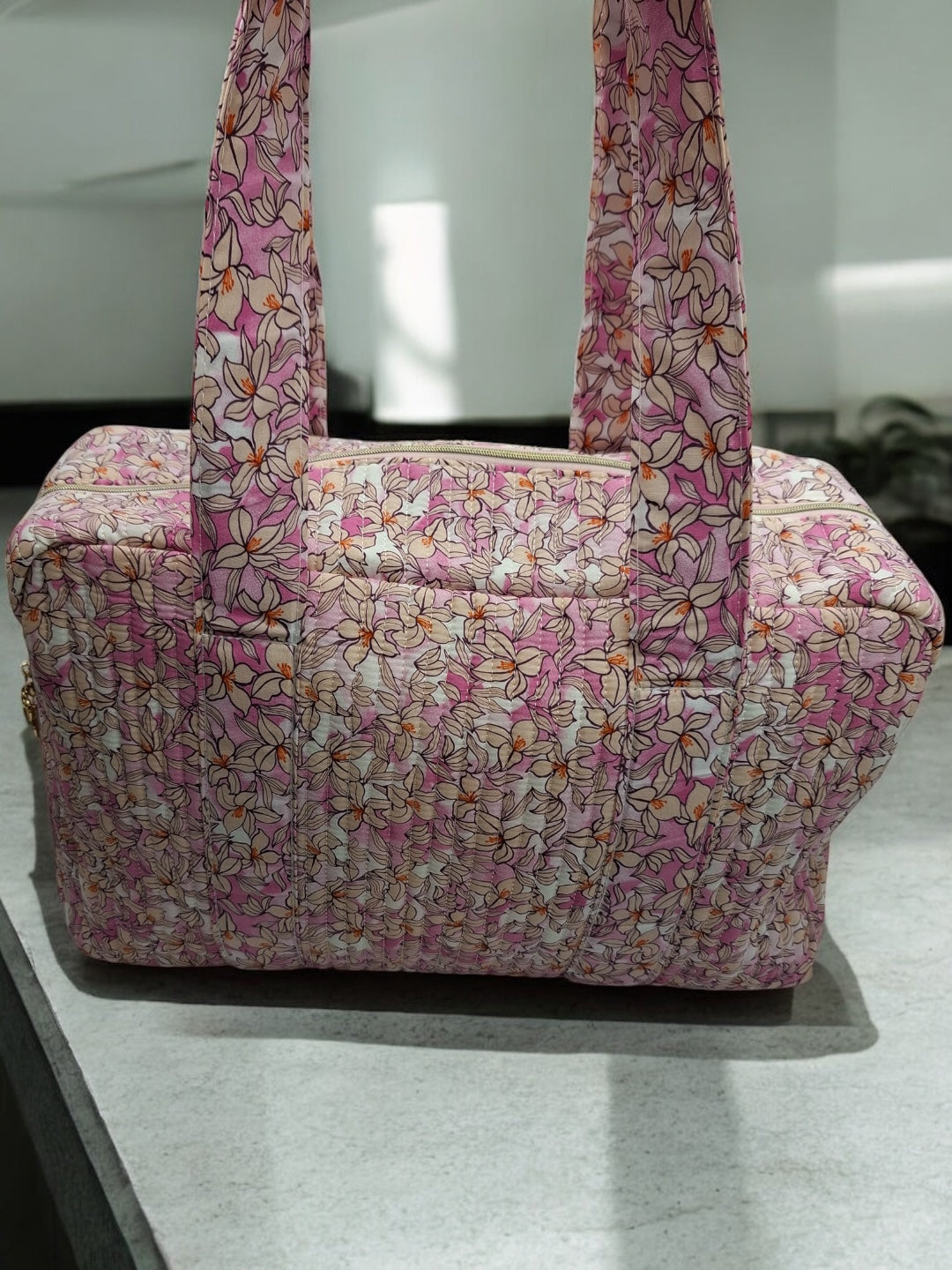 Sac week-end polochon en coton matelassé rose liberty fleuri rose et taupe