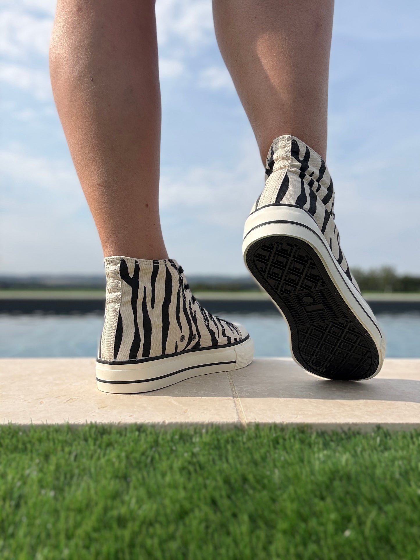 Chaussures baskets hautes en toile motif zèbre noir et blanc style converse