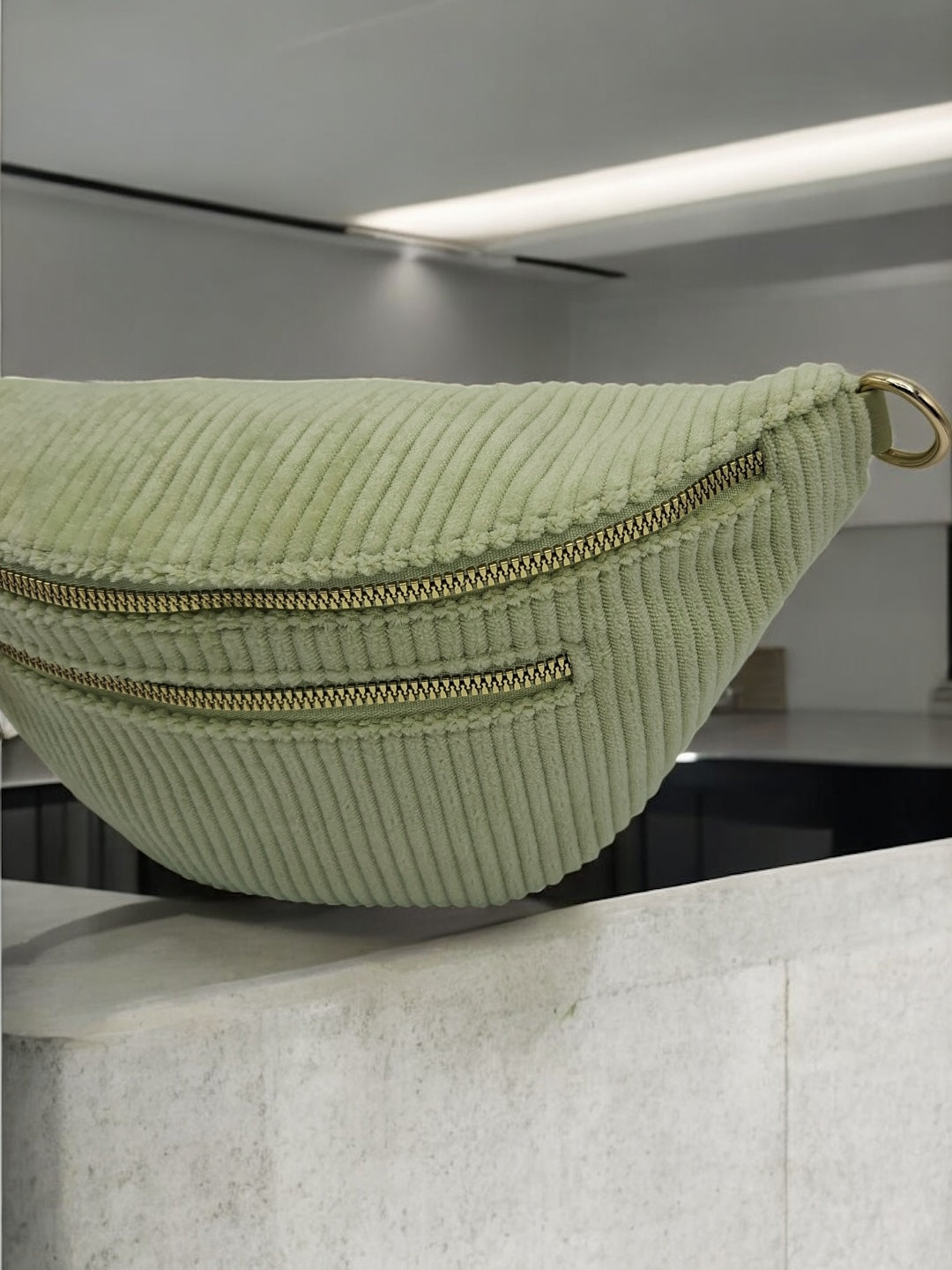 Sac banane velours côtelé 2 poches vert clair vert d'eau sangle fantaisie