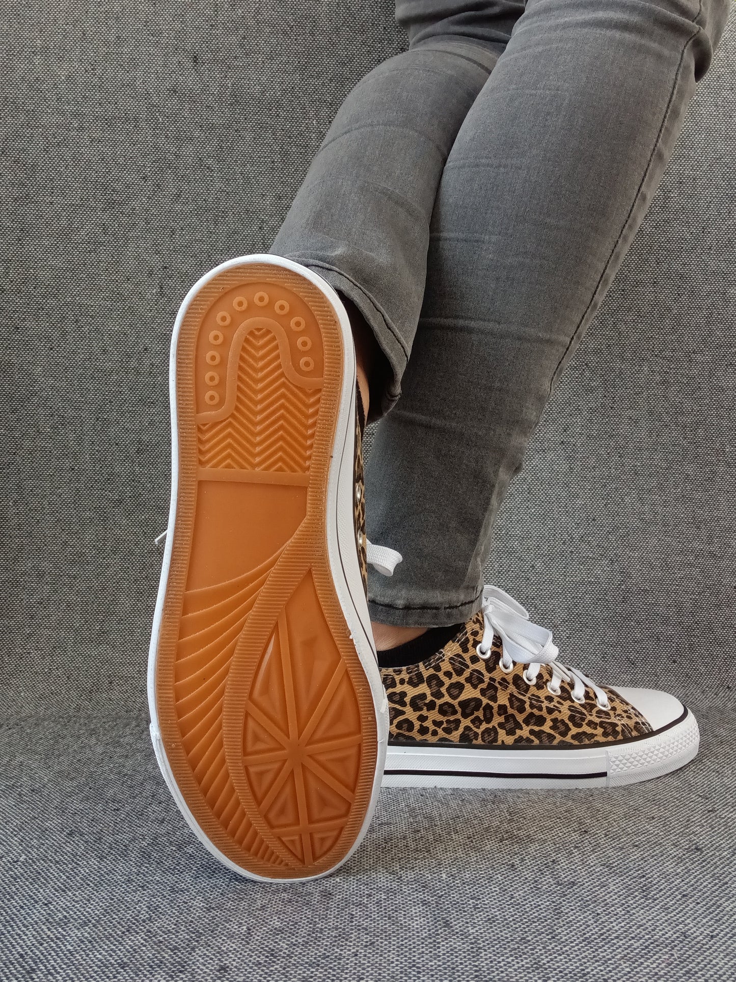 Chaussures baskets basses tissu léopard style converse