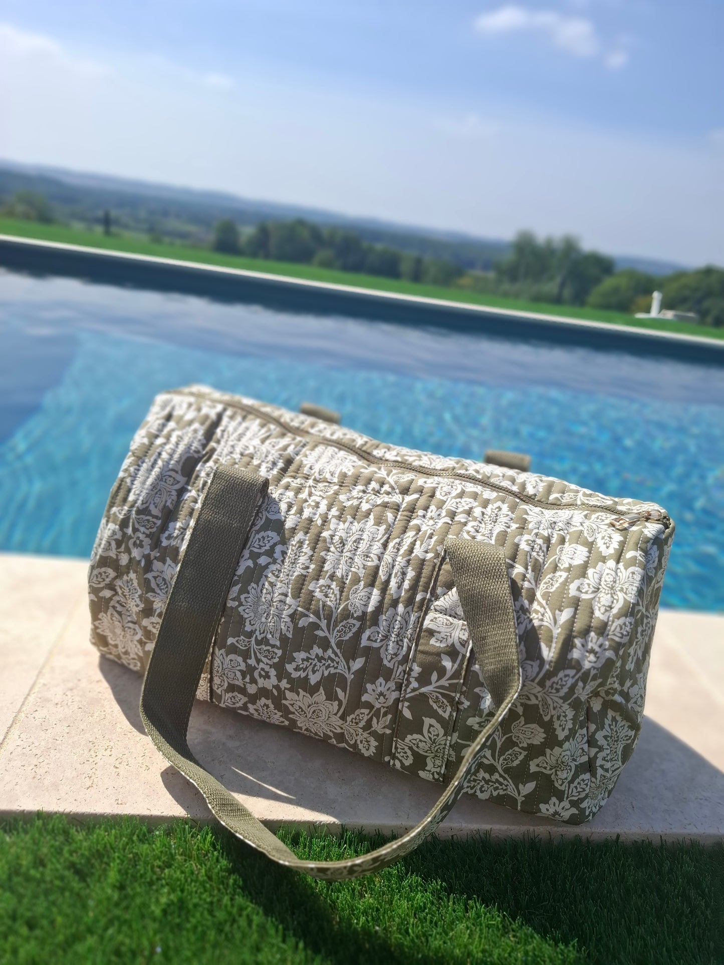 Sac polochon en coton matelassé liberty toile de jouy fleuri vert kaki et blanc
