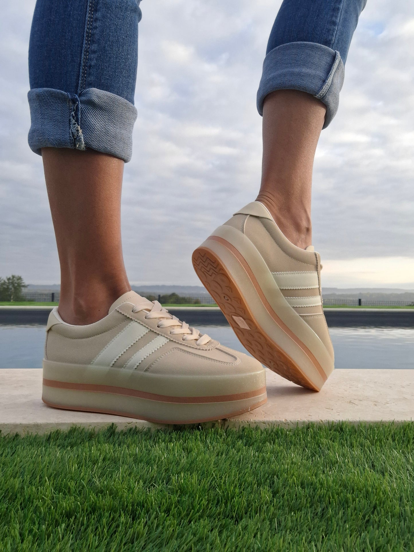 Chaussures baskets basses compensées beige blanc style sneakers campus