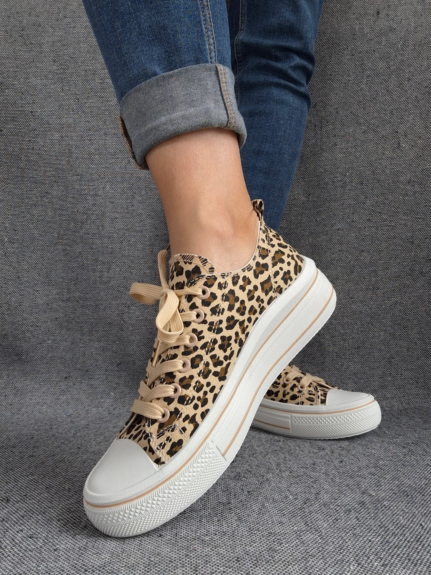Chaussures baskets à imprimé léopard marron beige semelles compensées style converse
