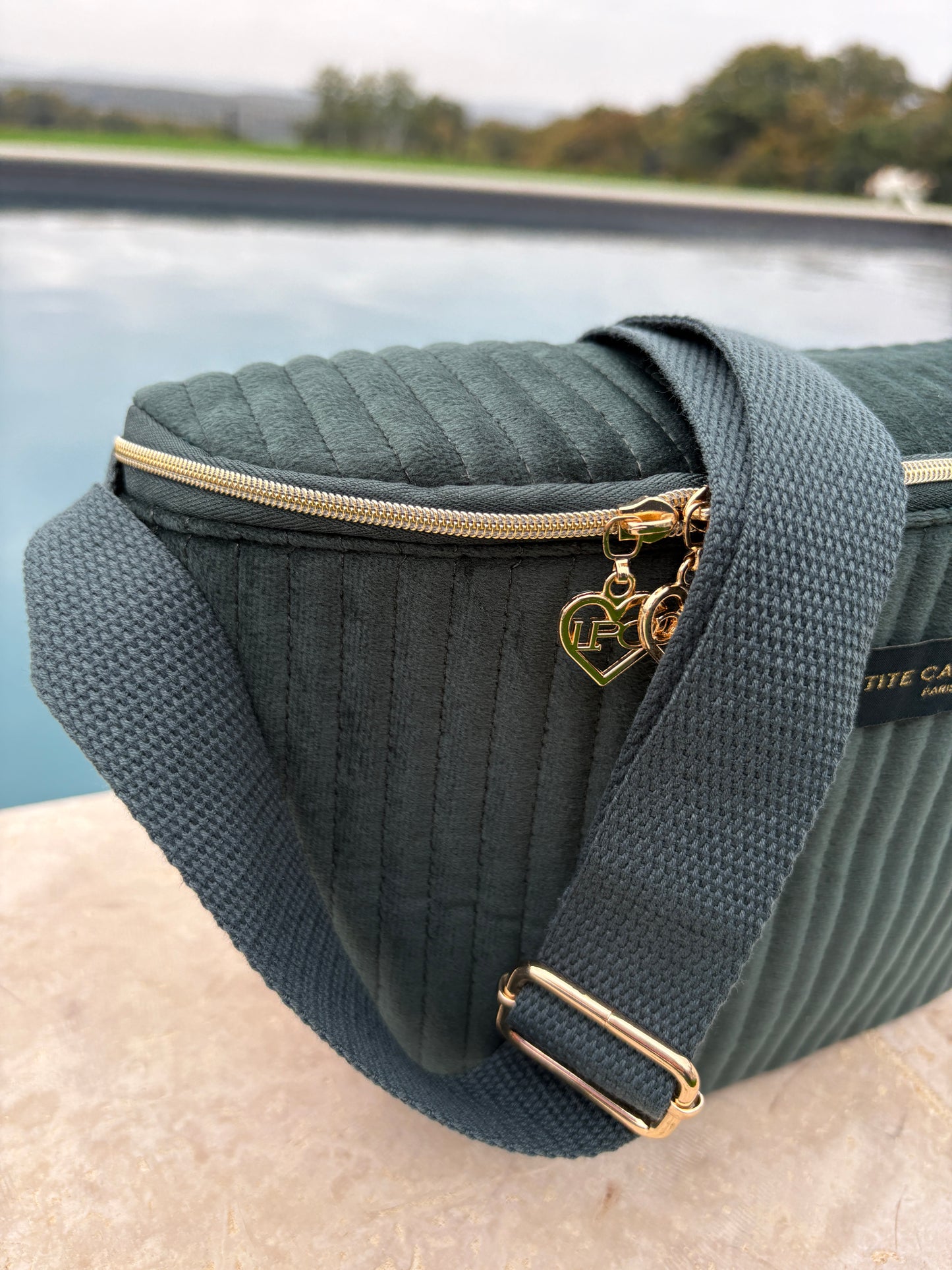 Sac banane en velours côtelé kaki “La P’tite cachottière”
