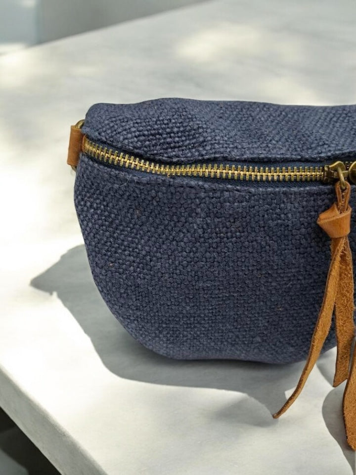Sac banane en jute bleu denim 1 poche doubles curseurs