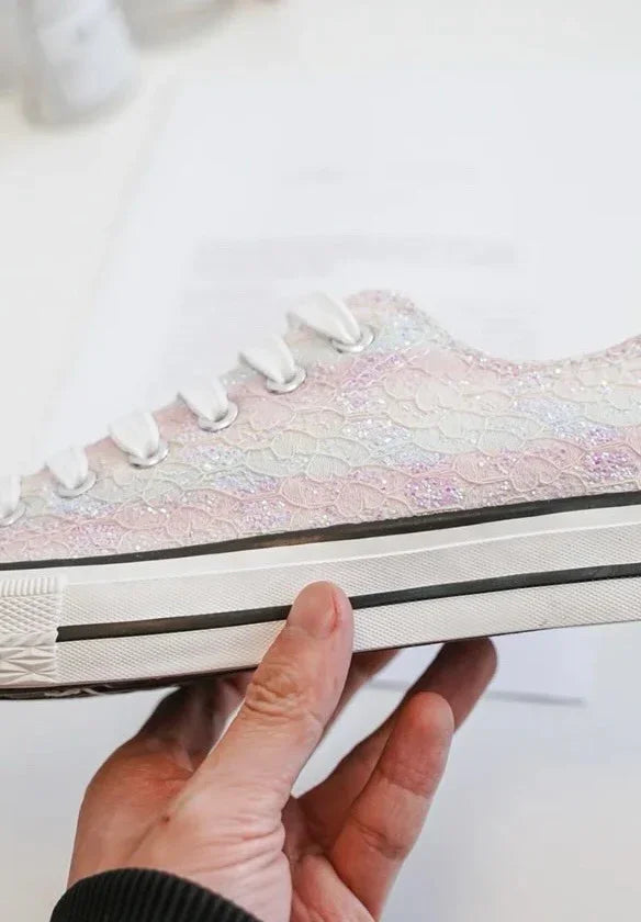 Chaussures baskets basses en tissu dentelé avec reflets irisés multicolores style converse