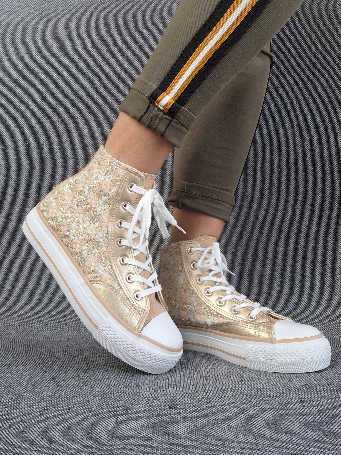 Chaussures baskets hautes en tweed doré style converse