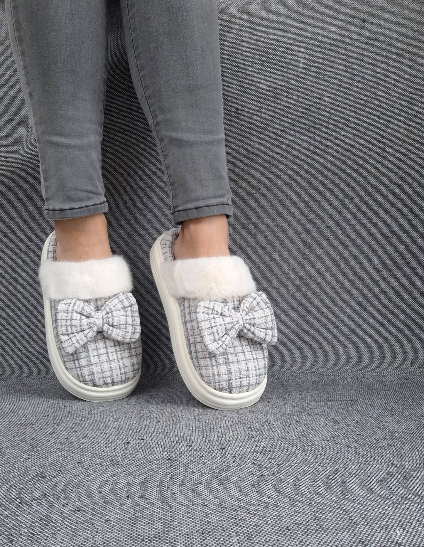 Chaussons fourrés bleu et blanc en tissu à carreaux avec noeud