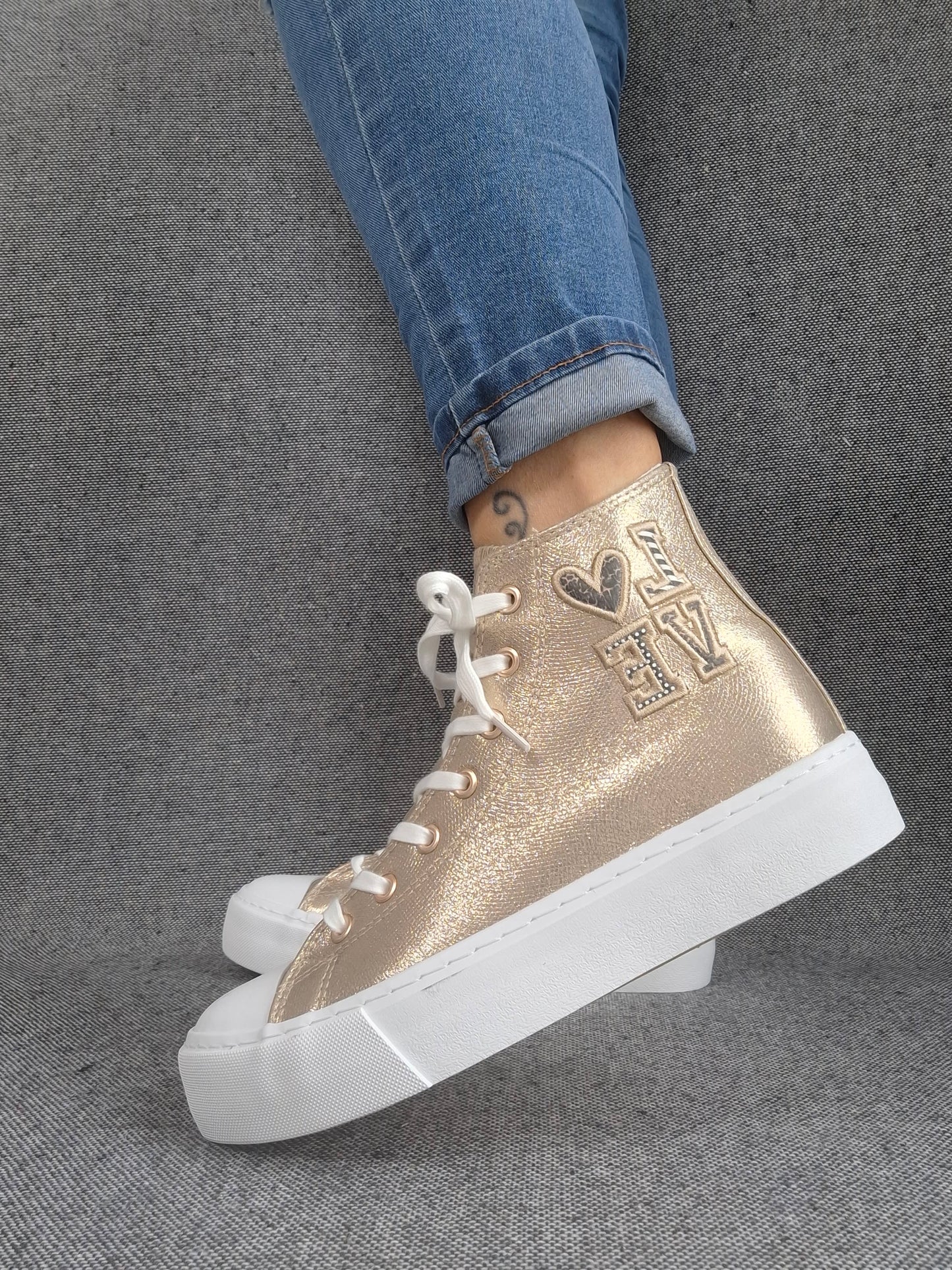 Chaussures baskets hautes tissu doré inscription "LOVE" style converse