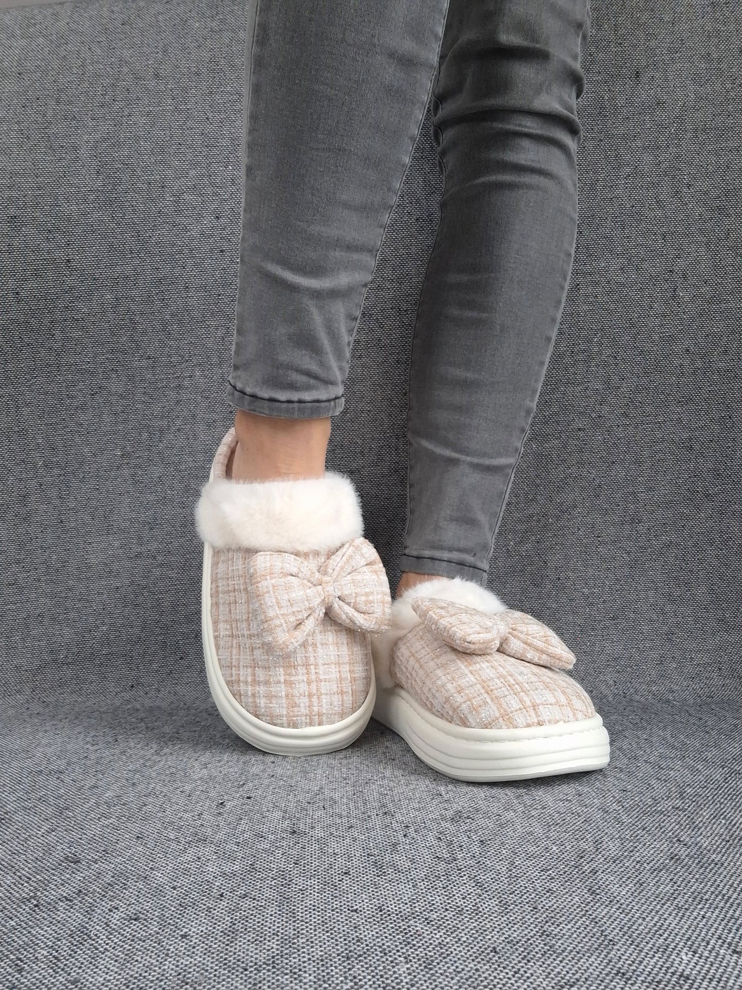 Chaussons fourrés beige et blanc en tissu à carreaux avec noeud